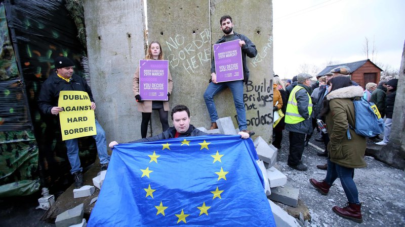 Fotografija: Nasprotniki brexita so v soboto protestirali na meji v Newryju na Severnem Irskem. FOTO: AFP