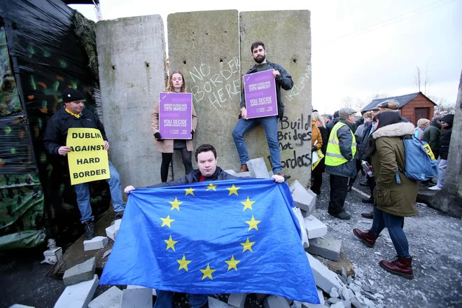 Nasprotniki brexita so v soboto protestirali na meji v Newryju na Severnem Irskem. FOTO: AFP