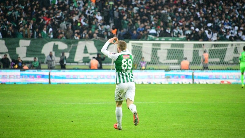 Fotografija: Necj Skubic med navijači Konyaspora ni izjemno priljubljen le zaradi odličnih iger, marveč tudi zaradi pripadnosti do kluba. FOTO: Konyaspor