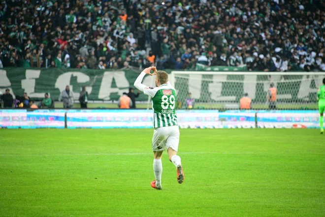 Necj Skubic med navijači Konyaspora ni izjemno priljubljen le zaradi odličnih iger, marveč tudi zaradi pripadnosti do kluba. FOTO: Konyaspor