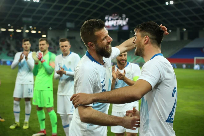 Luka Krajnc (desno) je pri Frosinoneju iz tekme v tekmo bliže, da bo na položaju štoperja nasledil slovenskega rekorderja Boštjana Cesarja. FOTO: Jure Eržen/Delo