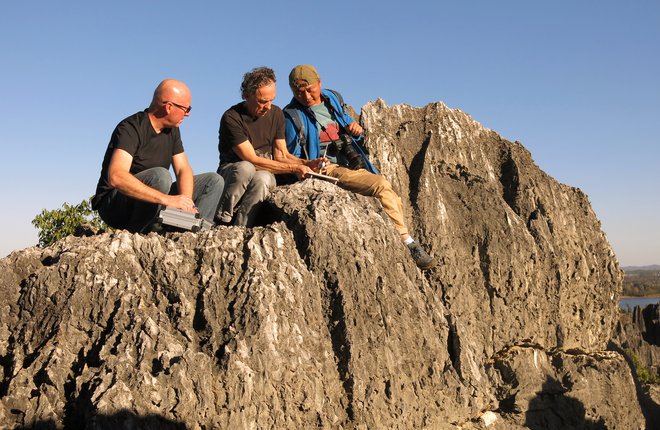 Mikrometrske raziskave v Junanu slovenski krasoslovci opravljajo od leta 2000. Na merilni točki v Shilinu se je v desetih letih kamnina raztopila za približno tretjino milimetra. Z leve Martin Knez, Tadej Slabe in Hong Liu.
