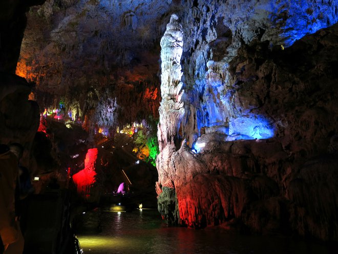 Lastovičja jama pri Jianshuiju je trenutno svetlobno opremljena po starem, slovenski krasoslovci predlagajo drugačen pristop. Foto Igor Bratož