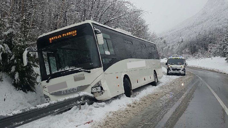 Fotografija: Zaradi posledic zdrsa avtobusa na cesti Hrušica–Mojstrana bo nekaj časa zaprta glavna cesta. FOTO: PU Kranj