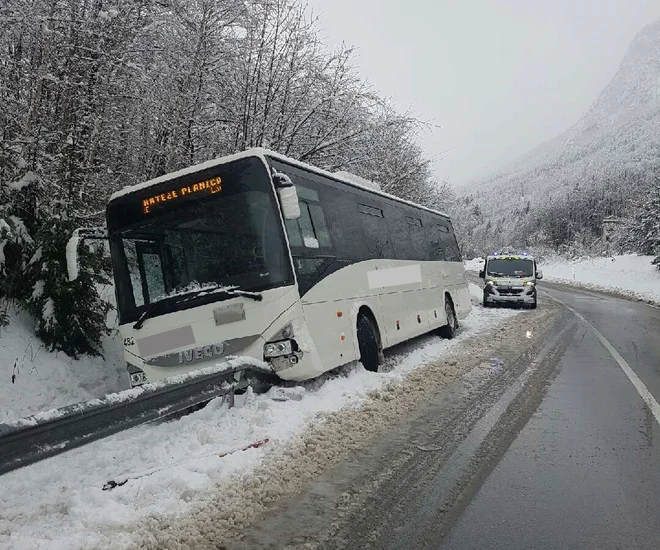 Zaradi posledic zdrsa avtobusa na cesti Hrušica&ndash;Mojstrana bo nekaj časa zaprta glavna cesta. FOTO: PU Kranj