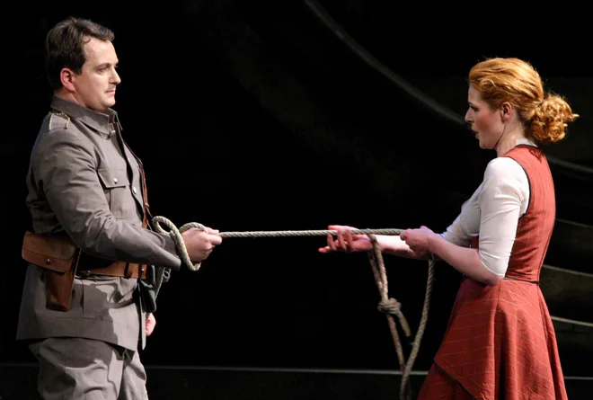 Opera <em>Carmen</em>. Jose (Matja Stopinšek) in Carmen (Rita-Lucija Schneider) FOTO: Tadej Regent