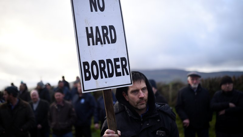 Fotografija: Protest nasprotnikov brexita in vzpostavitve fizične meje v Carrickcarnanu na Irskem. Foto Reuters
