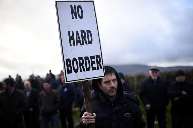 Protest nasprotnikov brexita in vzpostavitve fizične meje v Carrickcarnanu na Irskem. Foto Reuters