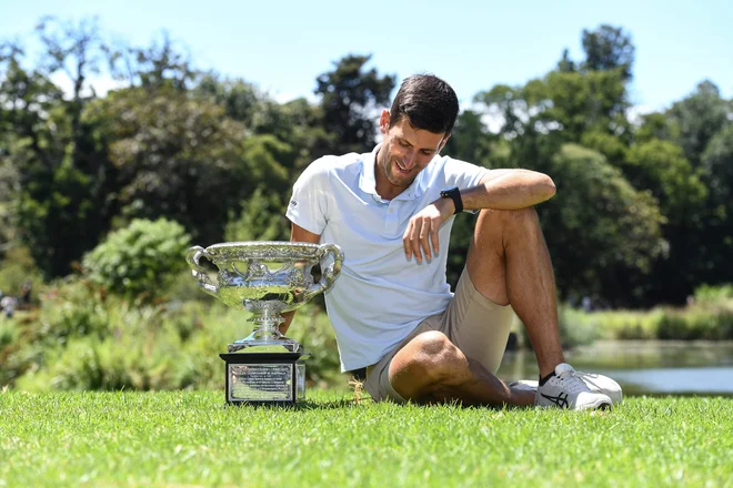 Preden se je poslovil od Avstralije, je Novak Đoković s pokalom Norman Brookes poziral v melbournskem botaničnem vrtu, v katerem se kot velik ljubitelj narave rad sprošča pred dvoboji. FOTO: AFP
