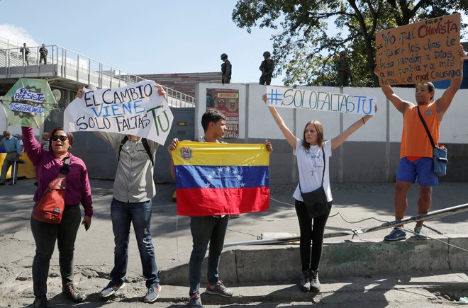 Venezuelci še vedno zahtevajo spremembe. FOTO: Reuters