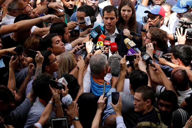 Juan Guaido ima vse večjo mednarodno pomoč. FOTO: Reuters