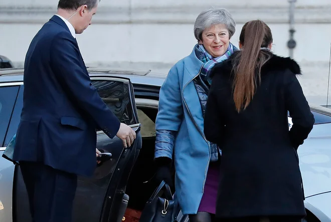 Če premierka noče izgubiti nadzora nad brexitom, mora biti njen načrt B dovolj kredibilen, da ga lahko podpre večina poslancev. FOTO: Tolga Akmen/Afp