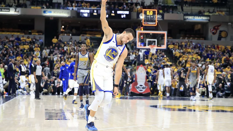 Fotografija: Steph Curry je rešetal mrežico Indiane z meti za tri točke, letos je spet eden najresnejših kandidatov za naziv najbolj koristnega igralca lige (MVP). FOTO: AFP