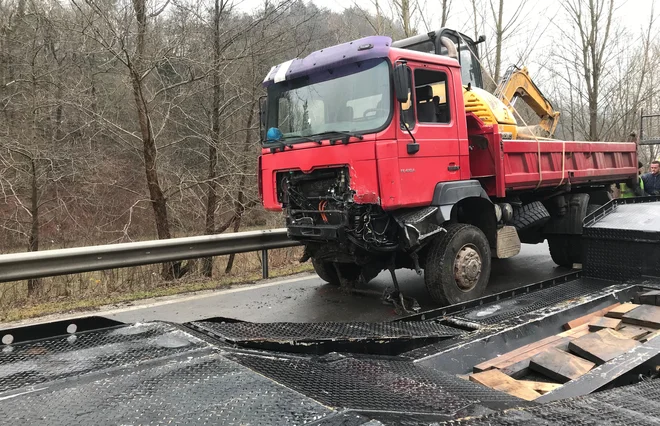 Tovorno vozilo, v katero je trčil voznik osebnega vozila. FOTO: PGD Laško