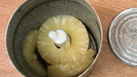Fotografija: V konzervi ananasa so bila skrita mamila. FOTO: Uiks