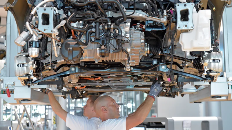 Fotografija: Mechanic staff work on the production line of Volkswagen e-Golf in the Glaeserne Manufaktur plant in Dresden, Germany May 8, 2018. REUTERS/Matthias Rietschel - RC1104F400D0 Foto Matthias Rietschel Reuters