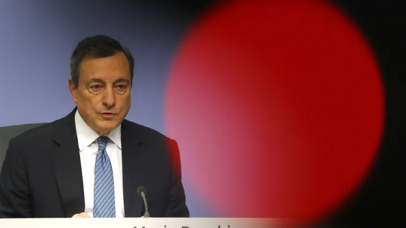 Fotografija: Predsednik ECB Mario Draghi v osemletnem mandatu, ki se zaključuje oktobra, zelo verjetno ne bo niti enkrat zvišal obrestnih mer. FOTO Reuters