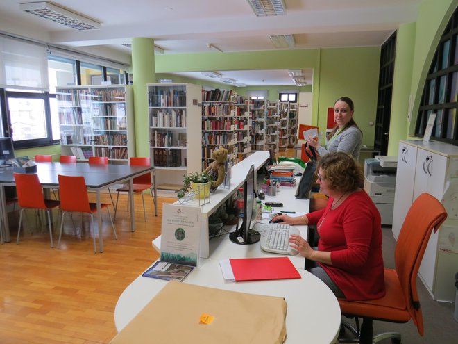Urejena knjižnica s prijaznim osebjem, ki pa jo pesti veliko pomanjkanje prostorov. FOTO: Bojan Rajšek/Delo
