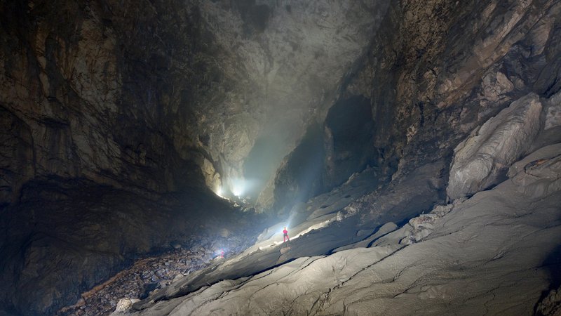 Fotografija: Martelova dvorana, do katere so se prebili kraški jamarji, velja za največjo podzemno dvorano v Evropi. FOTO Borut Lozej