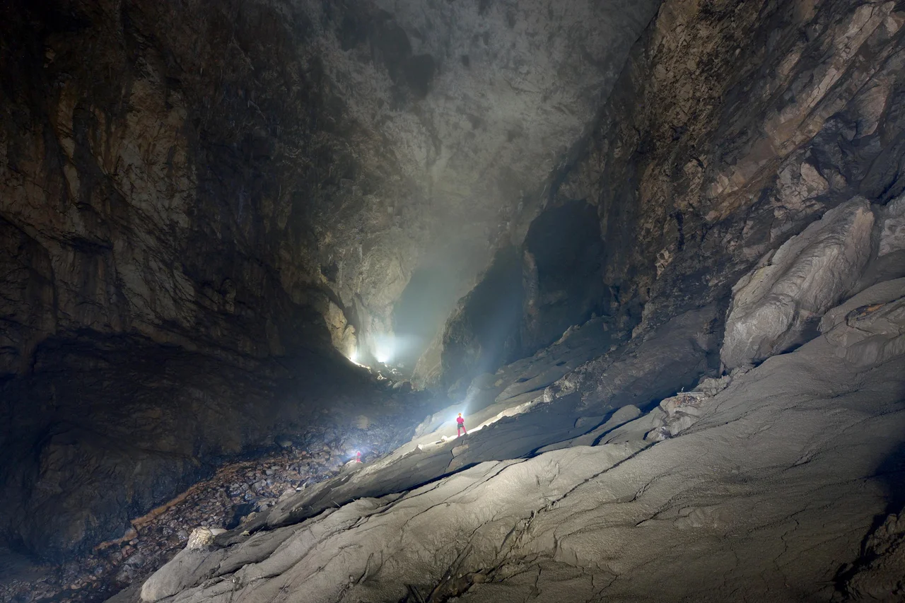 Fotografija: Martelova dvorana, do katere so se prebili kraški jamarji, velja za največjo podzemno dvorano v Evropi. FOTO Borut Lozej
