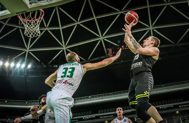 Gregor Hrovat (desno) pričakuje nekdanje soigralce. FOTO: FIBA