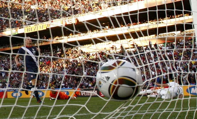 Zlatan Ljubijankić (desno) se je 18. junija leta 2010 z golom proti ZDA na SP v Južni Afriki na štadionu Ellis Park v Johannesburgu v zgodovino slovenskega nogometa zapisal z velikimi črkami. FOTO: Reuters