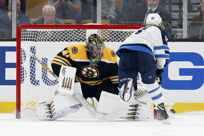 Kyle Connor je zadel tudi odločilni kazenski strel, takole je premagal Jaroslava Halaka. FOTO: Reuters