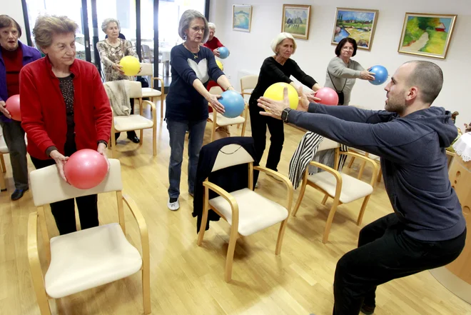Individualno usmerjena vadba za starejše v Deosu, enota Črnuče.<br />
Foto: Roman Šipič