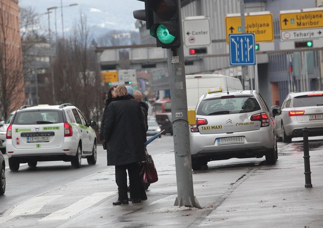 Taksisti nočejo plačevati parkirnih mest, dokler teh ni dovolj in zato parkirajo kar po pločnikih in kolesarskih stezah. FOTO: Mavric Pivk/Delo