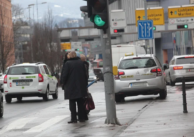 Taksisti nočejo plačevati parkirnih mest, dokler teh ni dovolj in zato parkirajo kar po pločnikih in kolesarskih stezah. FOTO: Mavric Pivk/Delo