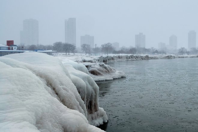 Michigansko jezero je vklenjeno v led. FOTO: Reuters