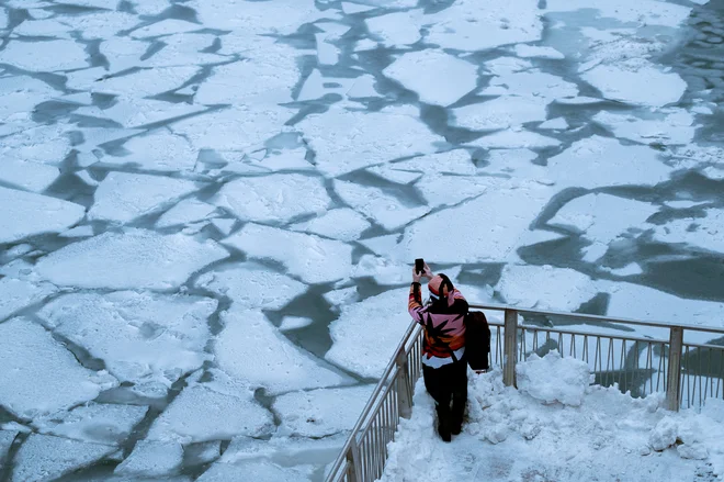 Pomrznila je tudi reka, ki teče skozi središče Chicaga. FOTO: Reuters