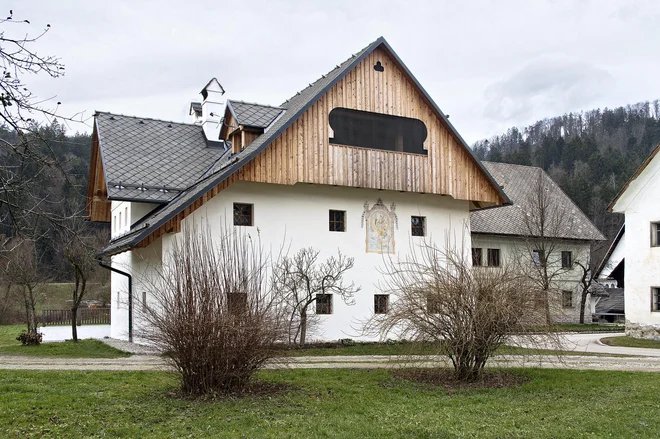 Slavica Peternelj je priznanje dobila za prenovo Vrbanove domačije v Brodeh v Poljanski dolini. FOTO: Šola prenove