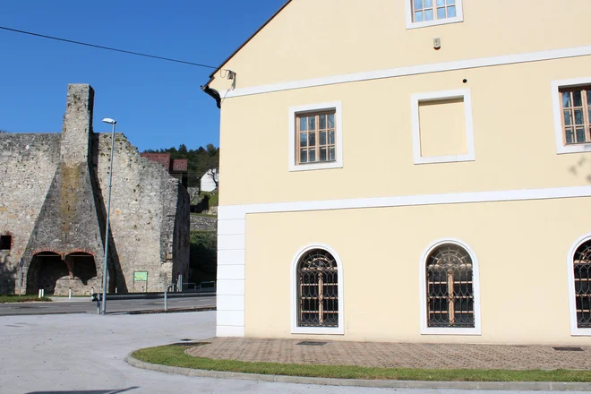 Stanka in Stanko Novinc sta prenovila železolivarsko delavnico na Dvoru pri Žužemberku. FOTO: Šola prenove