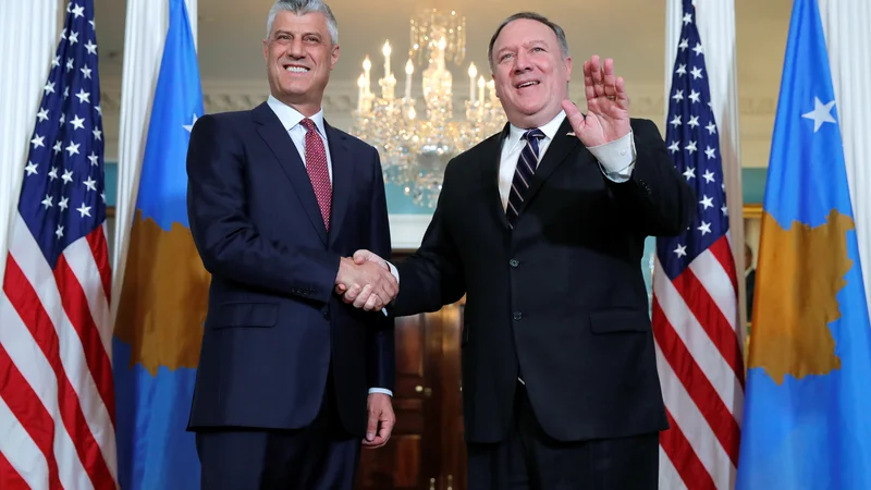 Hashim Thaçi (levo) in ameriški državni sekretar Mike Pompeo sta s stiskom rok potrdila ameriško-kosovsko zavezništvo. FOTO: Jim Young/Reuters