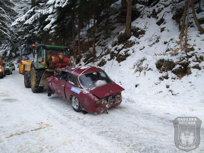 Reševanje pregrešno dragega jeklenega konjička. FOTO: Aleš Andlovič