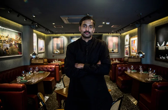 Pakistanski kuhar iz Hongkonga Asim Husain v svoji z michelinko ovenčani restavraciji. FOTO: AFP