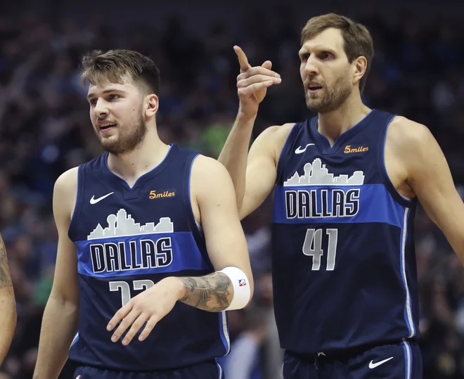 Luka Dončić in Dirk Nowitzki drug drugega zbadata o njuni vlogi čez dva tedna, ko bo Nemec častni trener moštva mladih tujcev v ligi NBA, na čelu s Slovencem. FOTO: USA TODAY