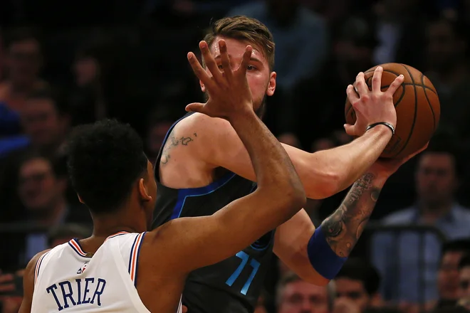 Poleg 16 točk je Luka Dončić prispeval še osem skokov in pet podaj. FOTO: Adam Hunger/Reuters