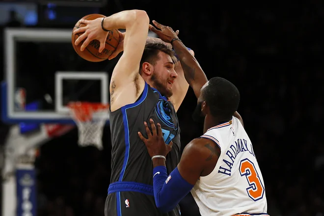 Luka Dončić je igral pred očmi skupine slovenskih navijačev. FOTO: Adam Hunger/Reuters