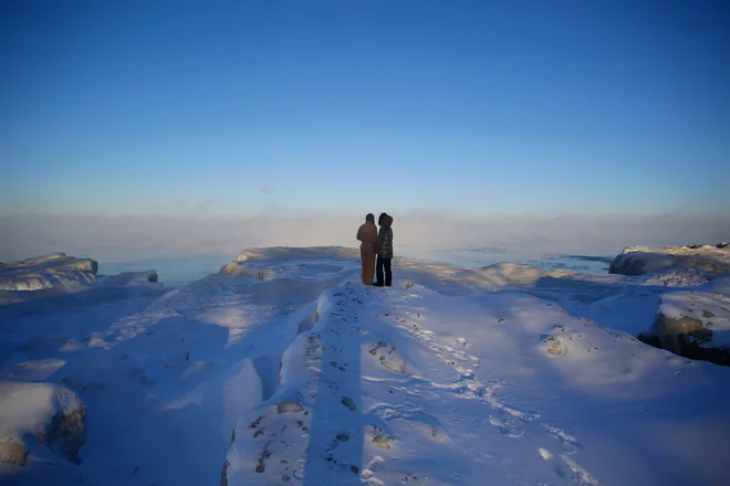 Jezero Michigan v Chicagu je ponekod zmrznilo. FOTO: AFP