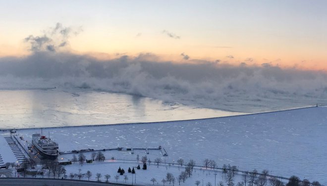 S površine jezera Michigan se dviga meglica.  FOTO: Reuters