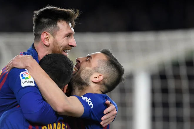 Lionel Messi in Luis Suarez sta z goloma v zadnjih minutah potrdila Bercelonino zmago in napredovanje, Jordi Alba je obakrat podal. FOTO: Lluis Gene/AFP