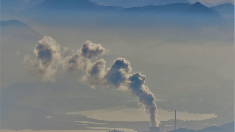 Fotografija: Šaleška dolina z dimniki Termoelektrarne Šoštanj in ugrezninskimi jezeri. FOTO: Brane Piano