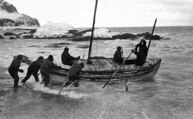 Rešilni čoln James Caird, s katerim je Shackleton odplul proti otoku Južna Georgia. FOTO: Frank Hurley