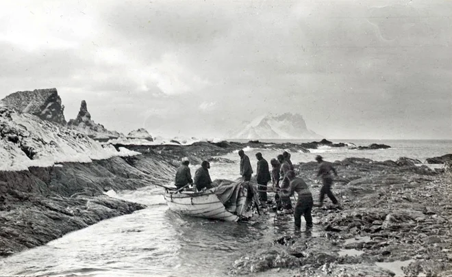 Vplutje na Slonji otok. FOTO: Frank Hurley