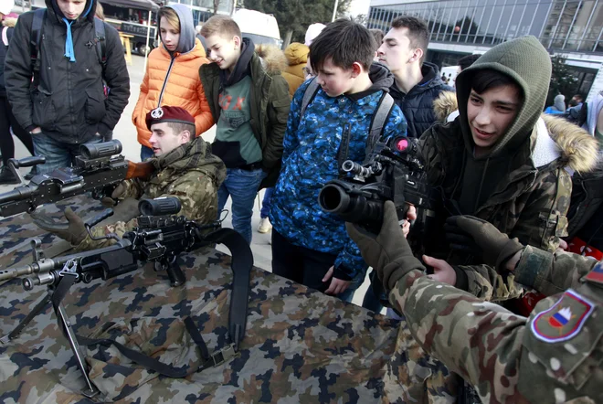 Mladi so na Informativi lahko spoznali tudi vojaški poklic. FOTO: Roman Šipić/Delo
