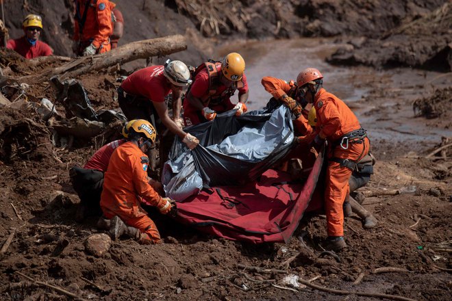 Rudniški jez se je poruši prejšnji petek v bližini mesta Belo Horizonte v z zvezni državi Brumadihno. FOTO: Mauro Pimentel/AFP