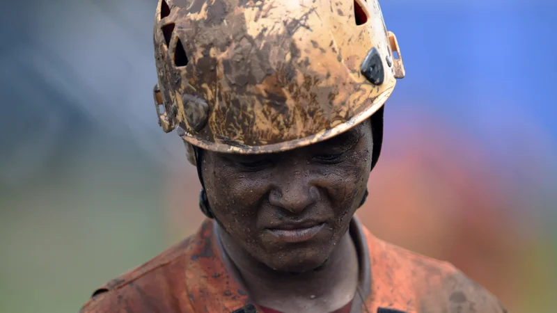 Fotografija: Nekateri reševalci so že povsem izčrpani. FOTO: Douglas Magno/ Reuters