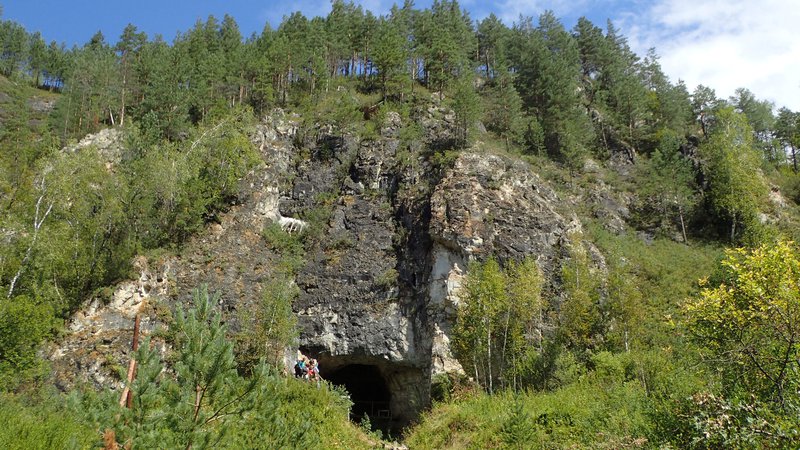 Fotografija: Vhod v jamo Denisova v Sibiriji, kjer so našli ostanke denisovancev.
FOTO: Richard Roberts/Reuters